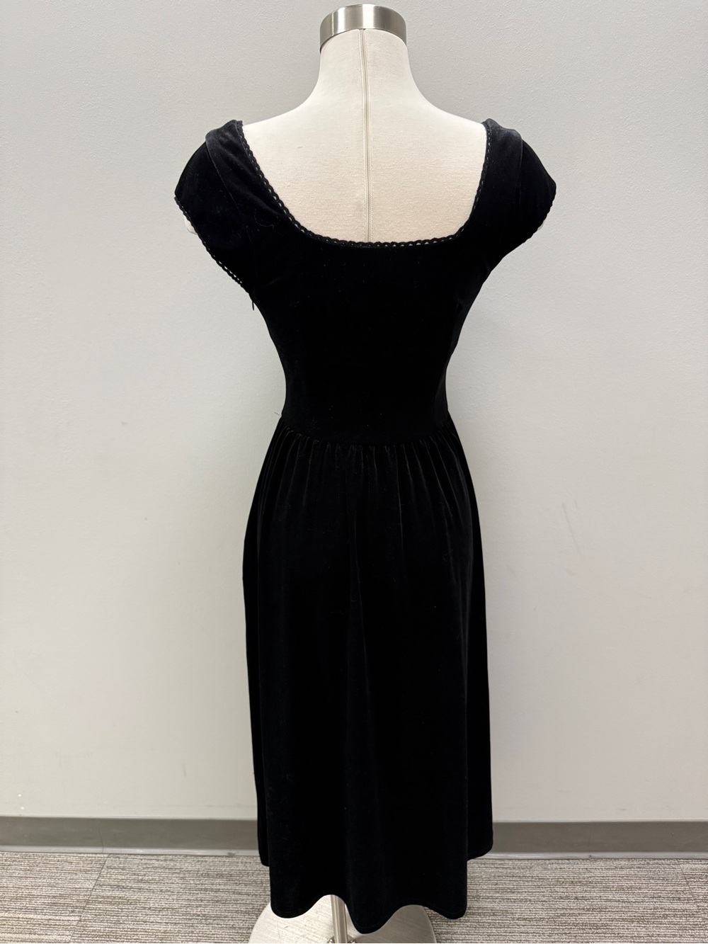Le Lis Black Velvet Button-Front Midi Dress - FLAW - Picture 6 of 7
